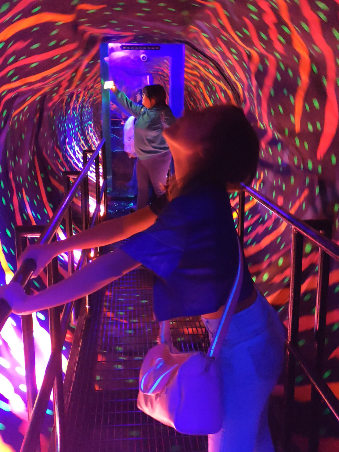 El túnel giratorio psicodelico de la torre latino 😁 está bien mareador y súper divertido, en el sótano vayan. #torrelatinoamericana #cdmx #museodecera #psycho #tunel 