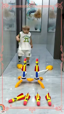 Tên lửa nhỏ ngất trời mà bạn bè lớn nhỏ đều thích chơi, nó còn có thể phát sáng, đạp một cái là có thể bay lên trời, trẻ con chơi đến quên cả trời đất,  (13)