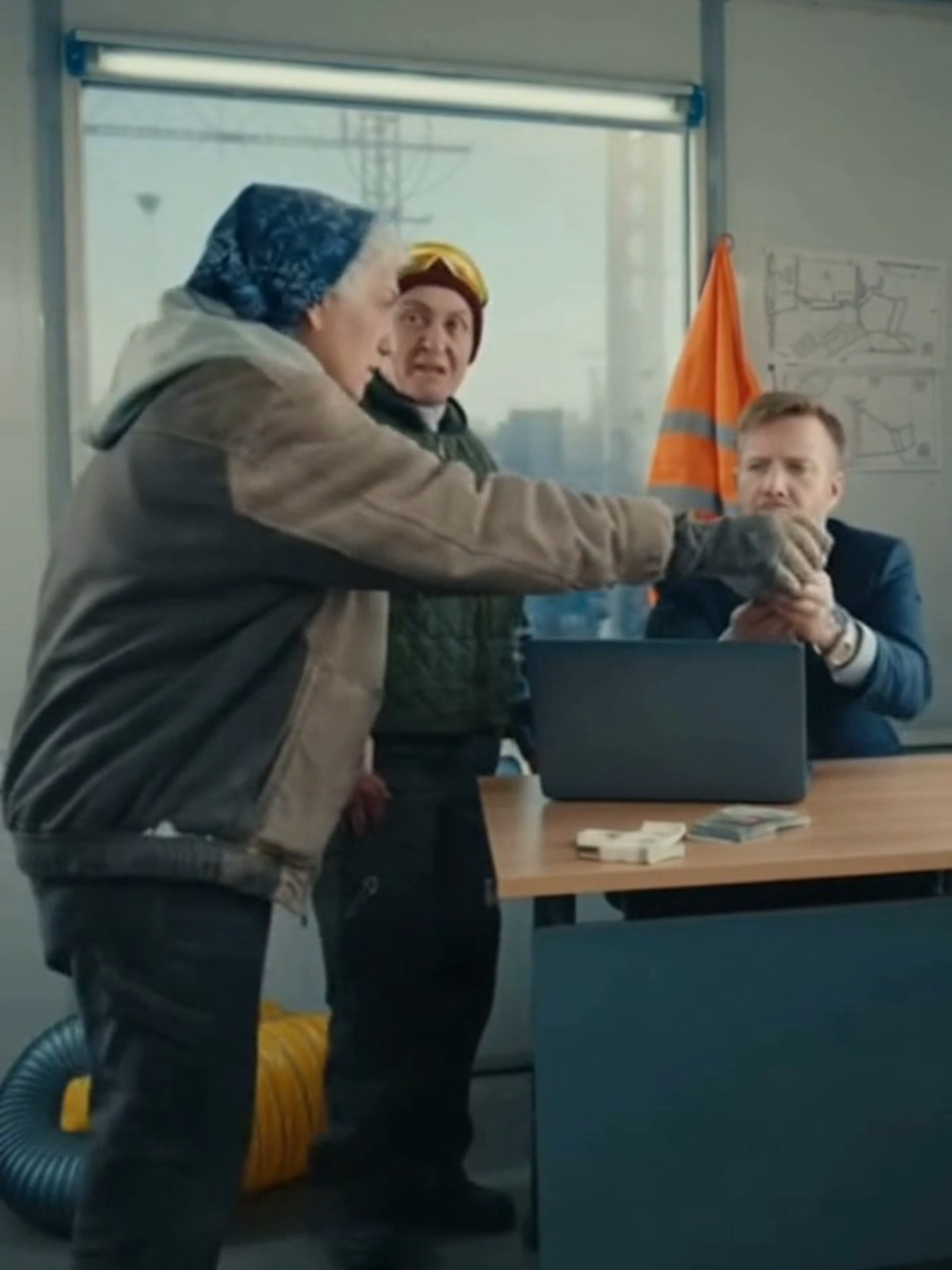 💸👵 Babcie od wentylacji chcą swoje „trzy koła”! 😂🔧 Montaż zrobiony — teraz czas na kasę! 👵💼 Szefuncio kontra dwie specjalistki od wentylacji Czasem techniczne prace robią nie tylko fachowcy, ale i… dwie uparte babcie, które wiedzą, ile ich praca jest warta. 😂🔧 Główna scena / historia Po zakończonym montażu wentylacji dwie energiczne babcie stają przed szefem i przypominają mu, że miało być „trzy koła za montaż went”. Szef próbuje mówić o fakturach, formalnościach i papierkach, ale babcie szybko ucinają temat — „faktura to se możesz w ramkę wsadzić”. Robota wykonana, wszystko działa, a pieniądze powinny być na stole. Babcie pokazują, że choć wyglądają jak spokojne panie z sąsiedztwa, to jednak są „z branży”, a nie z koła gospodyń. Ciepła i zabawna scena, w której tradycyjny upór, doświadczenie i bezpośredniość zderzają się z biurokracją i wymówkami. LEGAL DISCLAIMER Ten materiał ma charakter humorystyczny i fikcyjny. Scena została wygenerowana przy użyciu AI i nie przedstawia prawdziwej sytuacji ani realnych usług. This material is humorous and fictional. The scene was generated using AI and does not represent a real situation or actual services. ❤️ Subskrybuj 👍 Polub 💬 Skomentuj #babcie #wentylacja #humor #komedia #montaż #branża #domowehistorie #zżyciacodziennego Celem naszych filmów jest dostarczanie rozrywki i wiedzy, często poprzez satyrę. Nie traktujcie wszystkiego całkiem serio :) Ten materiał został wygenerowany z wykorzystaniem AI.