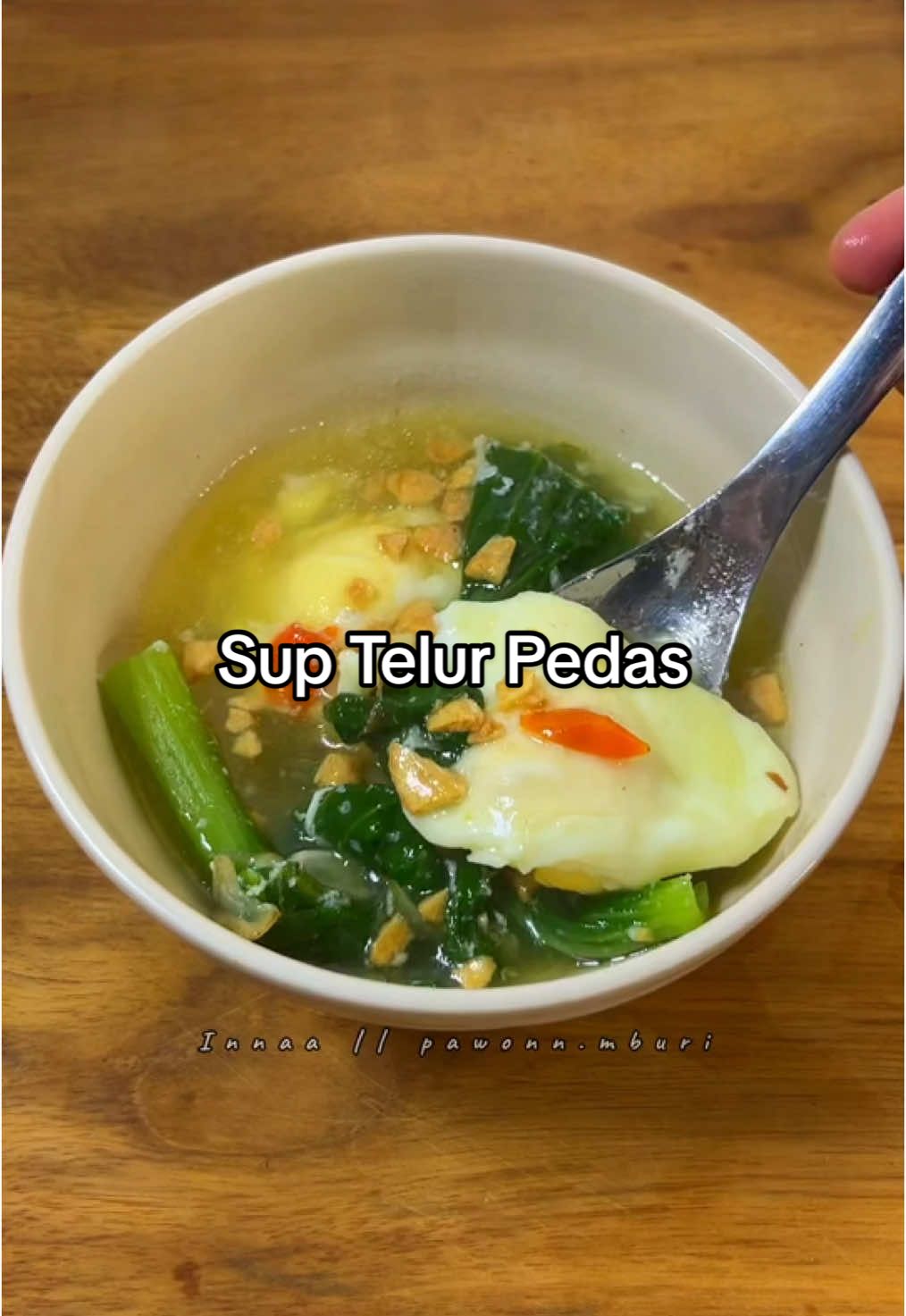 Dimakan pas hujan hujan gini enak banget.  Sup telur pedas. ✨ Bahan: • 5 telur • 1 ikat pakcoy • 5 bawang merah • 5 bawang putih • 7 cabe rawit • 700 ml air