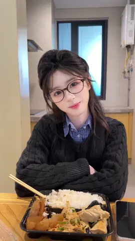 和漂亮妹妹吃漂亮饭