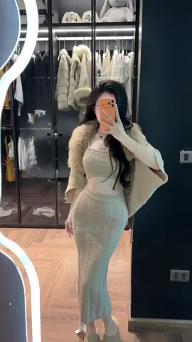 Anh hét lớn chữ tiếc , em giả điếc không nghe :)))