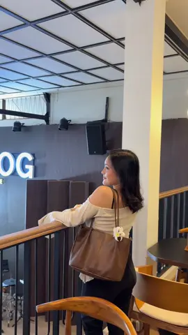 Cobain ke temat baru nih, BONOLOG! Ternyata udah buka dari jam 10 pagi 😍 Yg suka live music, bisa dtg jam 19.30 every saturday yaa. Cobain deh. Tempatnya cozy & aesthetic ✨ #AYstory #POV #kulinerlombok #kulinertiktok #fyp 