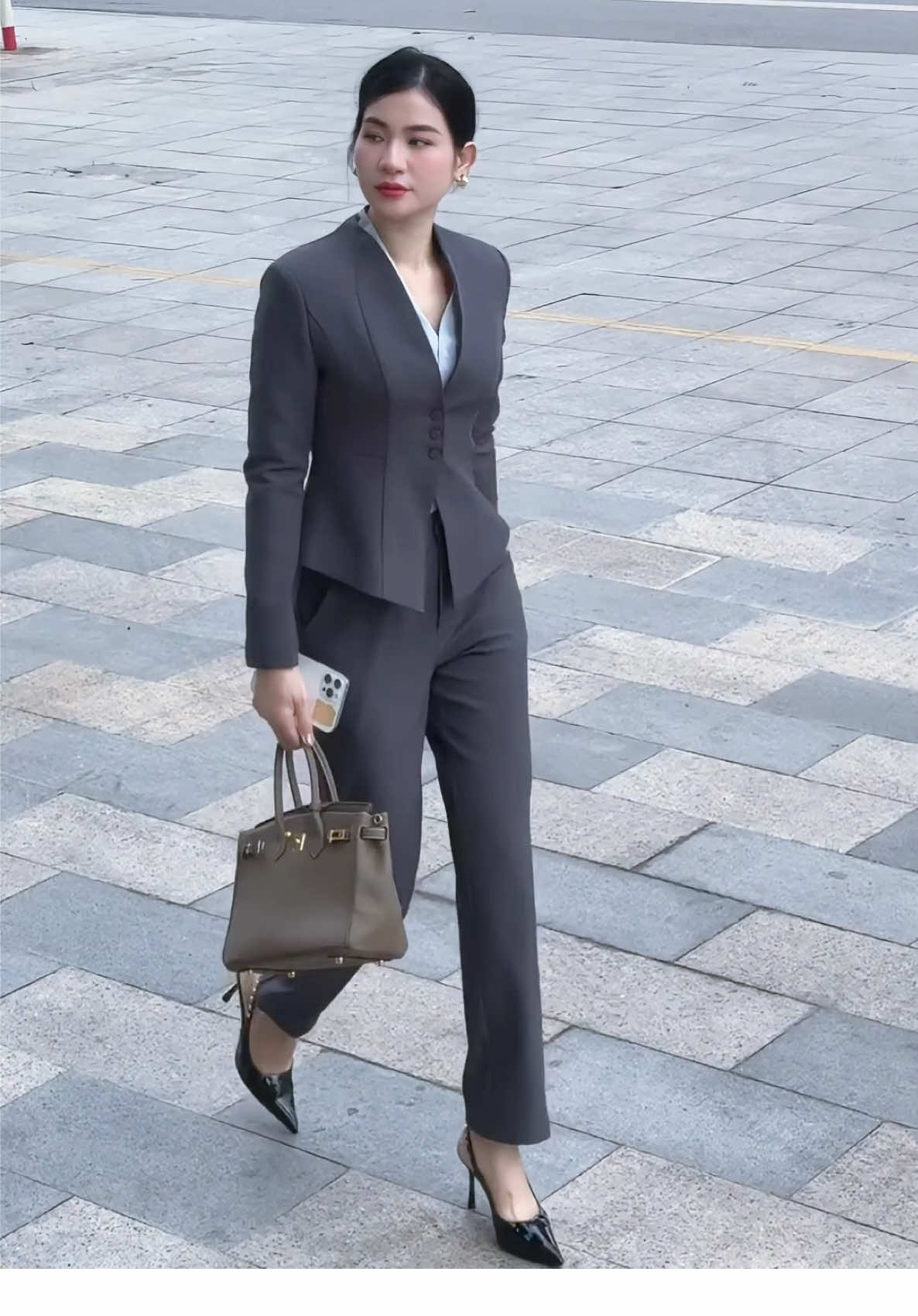 “Vest thì lạnh lùng, sơ mi thì chỉn chu. Mỗi outfit là một mood khác nhau tại văn phòng.”#thờitrang #thoitrangcongso #xuhuong #hannadesign #viral 