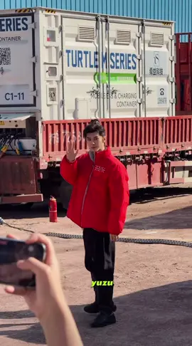 น่ารักก มีหันกลับมาอีก ไปทำงานก่อนนะค้าบ 🗓️2025.11.22 ( day 100) ⛳️ “เหิงเตี้ยน” (Héngdiàn / 横店) : เจ้อเจียง (浙江) Zhejiang  ซีรี่ย์ โปรเจคS+ 👑เรื่อง : 《江山为聘》 Jiāngshān wèi pìn เจียงซานเหวยพิน 🤴🏻เฉินเจ๋อหย่วน : รับบท 英寡(Ying guă อิงกว๋า) 👸🏻 อู๋จิ่นเหยียน : รับบท 孟廷辉(Mèngtínghuī เมิ่งถิงฮุย ) 🩵นักแสดงนำคือ : เฉินเจ๋อหย่วน ,อู๋จิ่นเหยียน 🩵ผู้กำกับ : จาง หยานเจี๋ย 🩵ผลิตโดย : Ciwen Media 🩵ประเภท : แนวโบราณโรแมนติก (พรีเรียด) 🩵สร้างจากนิยายเรื่อง : ฝ่าบาททรงพระเจริญหมื่นปี 🩵ของผู้เขียน : Xinyanyan สิงเยียนเยียน  #เฉ#เฉินเจ๋อหย่วน哲#陈哲远henzheyuan 