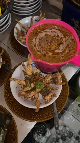 sudahh bukaa yaa,, readyy warung/rm swike pinggir lapangann yaa kakkk dengan menu:  -swike kuah 30k -swike ayam/bebek 25k -tongseng asam manis 45k -goreng bawang 40k -oseng oseng katak 45k nb: YANG MINTA JUMBO SEMUA MENU DI HARGA 50k RATA YA -oseng oseng telur 50k -pepes telur 5k/biji -kuah kosong 5k  -esteh&es jeruk 3k&5k 📍untuk lokasinyaa: jl demang waru tepatnya di sebelah pinggir lapangan waru sono yaa kakk,untuk ancer”an nyaa di bawah pohon beringin. maps:swike pinggir lapangan menerima pesanan siap antar di wilayah rembang kota yaaa. yukk buruann mampirr di swike pinggir lapangan dengan nuansa makan di tempat yang nyaman,sejuk tentunyaa,, #promomakanharian #viral #swikepinggirlapangan #fyp #viral #swike #kulinerrembang #lewatberanda #enakbanget 