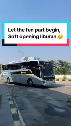 Gak perlu nunggu sampai kota tujuan buat dapet holiday mood. Baru duduk di Cititrans aja udah berasa kayak “lagi holiday”. Naik Cititrans, super lengkap! Charging spot ada, tempat duduk super nyaman sampe bisa selonjoran. Vibes liburan langsung ON! #Cititrans #BluebirdGroup #SetiapKilometerBerarti 