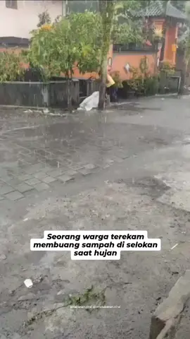 Sebuah video yang memperlihatkan aksi seorang warga membuang sampah ke saluran got saat hujan deras viral di media sosial. Rekaman tersebut diunggah oleh akun Instagram @info_marga dan diduga terjadi di wilayah Abiantuwung Kelod, Kediri, Tabanan, Bali. Dalam video yang beredar, terlihat seseorang tengah membuang sampah ke dalam saluran air saat hujan mengguyur kawasan Kediri. Aksi tersebut sangat disayangkan karena ulah dan perilaku yang tidak bertanggung jawab tersebut, terutama di tengah upaya menjaga kebersihan lingkungan dan mencegah banjir. Meski video tersebut telah menyebar luas, belum diketahui secara pasti kapan kejadian itu berlangsung. Dalam unggahan @info_marga, tidak disebutkan tanggal atau waktu kejadian. Peristiwa ini kembali mengingatkan pentingnya kesadaran masyarakat untuk tidak membuang sampah sembarangan, terutama ke saluran air yang berfungsi mengalirkan air hujan dan mencegah genangan.  @tabanan.viral #tabananviral #infotabanan