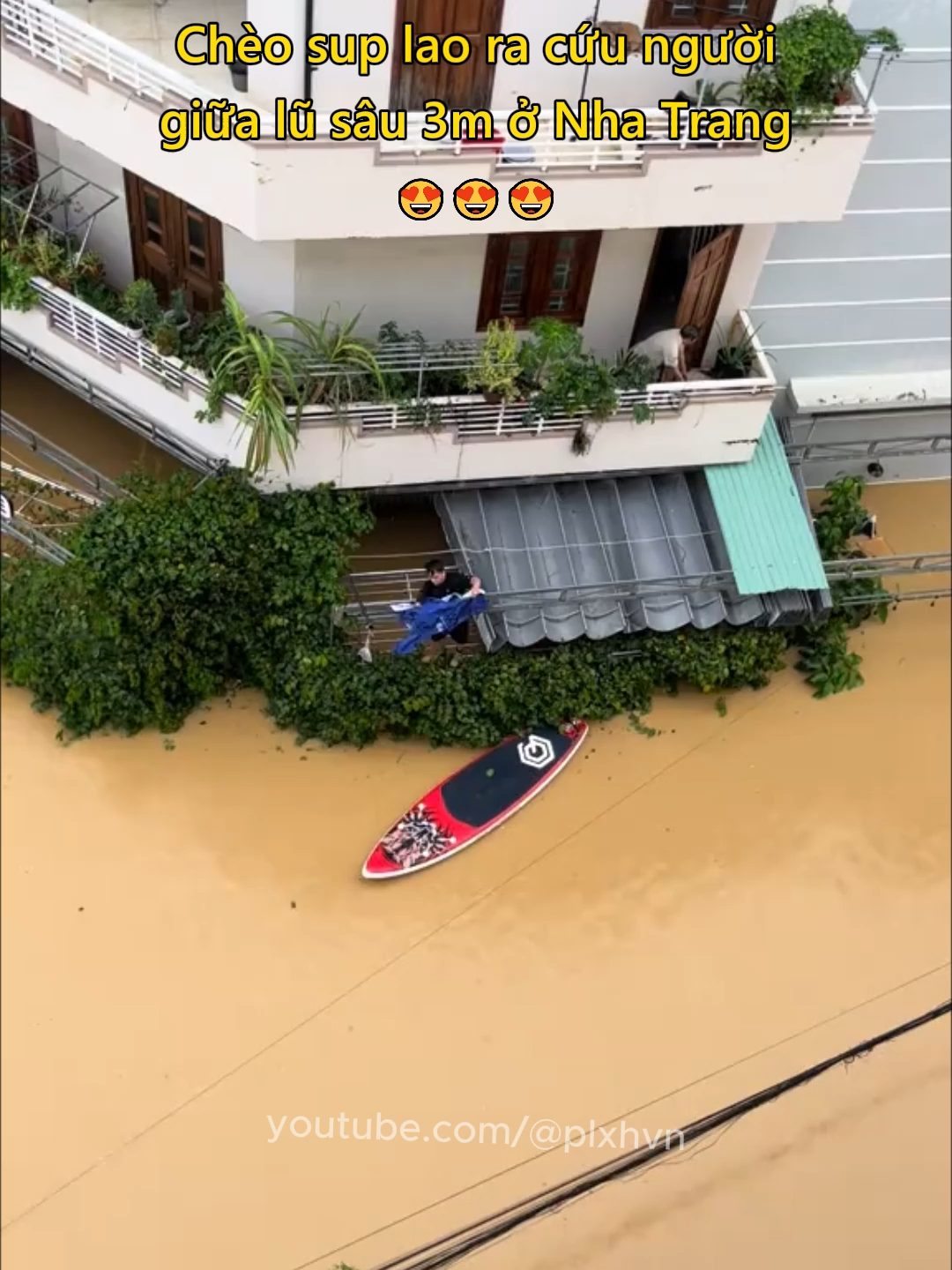 Chèo sup lao ra cứu người giữa lũ sâu 3m ở Nha Trang 😍 #viectot #nhatrang #lulutmientrung #ngaplut #plxhvn #phapluatxahoi