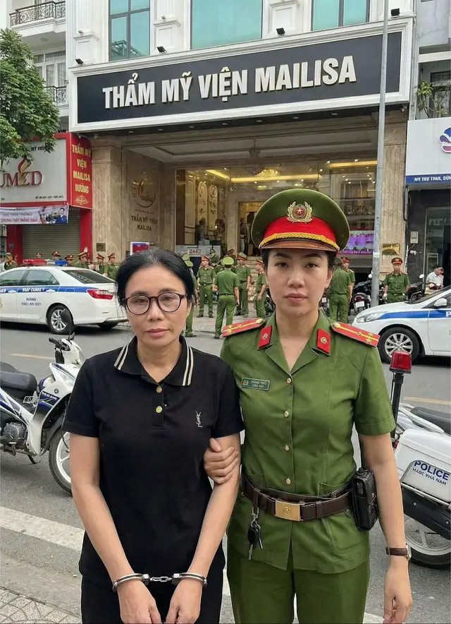 Bước đầu điều tra xác định: Trong thời gian từ năm 2020 đến năm 2024, với mục đích nhập mỹ phẩm về Việt Nam bán kiếm lời thông qua chuỗi thẩm mỹ viện Mailisa, Phan Thị Mai cùng chồng là Hoàng Kim Khánh thỏa thuận mua mỹ phẩm sản xuất tại Quảng Châu, Trung Quốc với giá rẻ, không đảm bảo chất lượng và thành phần theo công bố, không đủ điều kiện cấp Giấy chứng nhận lưu hành tự do (CFS) tại Trung Quốc; sau đó, câu kết với các đối tượng người Trung Quốc, ký kết hợp đồng ngụy tạo, thay đổi nguồn gốc mỹ phẩm (từ Quảng Châu, Trung Quốc thành Hồng Kông) để được cấp CFS tại Hồng Kông, tổ chức nhập lậu về Việt Nam và quảng cáo là mỹ phẩm được sản xuất tại Hồng Kông thu hút thị hiếu, sự tin tưởng của khách hàng trong nước, bán với giá cao gấp nhiều lần, thu lời bất chính hàng nghìn tỷ đồng (chỉ tính riêng 03/100 sản phẩm chủ đạo hệ thống Mailisa cung cấp trên thị trường). Trên cơ sở kết quả điều tra, thu thập tài liệu, chứng cứ, ngày 21/11/2025, Cục Cảnh sát điều tra tội phạm về tham nhũng, kinh tế, buôn lậu đã khởi tố vụ án “Buôn lậu