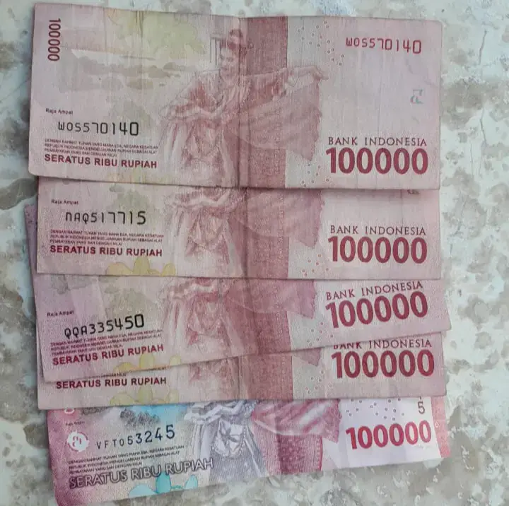 Orang alim itu banyak gangguannya. Makin tinggi ilmunya, makin rumit ujiannya. Kadang mereka diuji lewat badan yang sakit-sakitan, padahal masih banyak orang yang menunggu belajar padanya, butuh bimbingannya, namun tubuhnya sering tak sekuat semangatnya. Kadang ujiannya datang dari dunia. Bukan karena mereka rakus, tetapi karena hidup bukan hanya berisi doa dan kitab. Ada dapur yang harus mengepul, ada keluarga yang harus dinafkahi. Lalu datang undangan mengajar dengan bayaran besar, halal, wajar, tak salah sama sekali. Namun di saat yang sama, ada santri-santri di rumah, yang datang jauh-jauh ke pesantren hanya untuk belajar kepada sang guru, menunggu dengan tatapan penuh harap. Di titik itu orang alim lagi-lagi diuji: memilih yang lebih menguntungkan, atau tetap merawat yang lebih membutuhkan. Ada pula yang diuji lewat istrinya: rewel, cerewet, mudah tersinggung, kadang membuat hati sang suami seperti disayat halus setiap hari. Di mata orang luar, orang alim tampak tenang. Namun di balik pintu rumahnya, ia sedang menata sabar yang hampir retak. Ada yang diuji lewat tetangga dan masyarakat sekitar. Orang jauh hormatnya luar biasa, orang dekat justru memandang biasa saja. Bahkan ada yang bercerita buruk, menuduh, memfitnah, menganggap enteng, seakan ilmu bukan lagi cahaya, melainkan alasan untuk dicibir. Maka benarlah: semakin bercahaya seseorang, semakin gelap pula bayangan yang mengejarnya. Ada juga yang diuji melalui orang tuanya. Sebagian diambil Allah terlalu cepat, hingga ia tumbuh tanpa tempat bersandar. Sebagian hidup, tapi menjadi ujian yang besar. Seperti dawuh Syaikh Abdul Qadir al-Jilani: “Allah-lah yang menggantikan peran orang tua mereka.” Belum lagi ujian dari keluarga besar: adik, kakak, paman, bibi, yang seharusnya menjadi barisan terdekat, justru kadang menjadi sumber retak. Sang alim berdakwah, menghidupkan majelis, membenahi umat, namun di lingkar keluarganya sendiri, ada saja yang meremehkan, bahkan menentang. Dan tentu, ada yang diuji dengan keterbatasan ekonomi. Ilmunya tinggi, tafsirnya kuat, sanadnya jelas, namun tetap harus bekerja membanting tulang agar dapur berisi dan rumah menyala. Kadang lelah mengalahkan semangat muthala’ah, kadang kantuk menumbangkan azam mengajar. Di titik itu, orang alim kembali diuji. Pada akhirnya, orang alim bukan hanya diuji lewat kitab, tetapi lewat kehidupan sehari-hari: badan, keluarga, tetangga, dunia, ekonomi, bahkan batinnya sendiri. Dan mungkin ini rahasianya: semakin besar manfaat seorang alim, semakin besar gelombang ujian yang harus ia lewati. Bukan untuk melemahkan, tapi untuk memurnikan. Agar ilmunya bukan sekadar hafalan, melainkan cahaya yang ditempa dari luka, sabar, air mata, dan doa paling sunyi. Di antara rahasia itu, para masyayikh mengingatkan satu kaidah penting yang jarang disebut, tetapi benar-benar terjadi di lapangan ilmu. Imam Abul Hasan asy-Syadzili Radhiyallahu ‘anhu pernah menyampaikan : ﻻَ ﻳَﻜْﻤُﻞُ ﻋَﺎﻟِﻢٌ ﻓِﻲ ﻣَﻘَﺎﻡِ ﺍْﻟﻌِﻠْﻢِ ﺣَﺘَّﻰ ﻳُﺒْﺘَﻠٰﻰ ﺑِﺄﺭْﺑَﻊٍ : ﺷﻤﺎﺗﺔ ﺍﻷﻋﺪﺍﺀ، ﻭﻣﻼﻣﺔ ﺍﻷﺻﺪﻗﺎﺀ، ﻭﻃﻌﻦ ﺍﻟﺠﻬﺎﻝ، ﻭﺣﺴﺪ ﺍﻟﻌﻠﻤﺎﺀ . ﻓﺈﻥ ﺻﺒﺮ ﺟﻌﻠﻪ ﺍﻟﻠﻪ ﺇﻣﺎﻣﺎً ﻳﻘﺘﺪﻯ ﺑﻪ Bahwa seorang alim tidak akan mencapai kematangan ilmunya sebelum diuji dengan empat hal: 1-Musuh yang gembira ketika ia tertimpa cobaan. 2- Sahabat yang mencela.  3-Orang bodoh yang menghina. 4- Ulama yang iri. Jika ia mampu bersabar, Allah akan menjadikannya pemimpin yang diikuti. Begitulah jalan orang alim: dibenturkan, ditempa, diuji dari segala arah. Namun siapa yang berhasil melewatinya, ia akan lahir sebagai cahaya, tempat banyak hati menemukan jalan pulang.