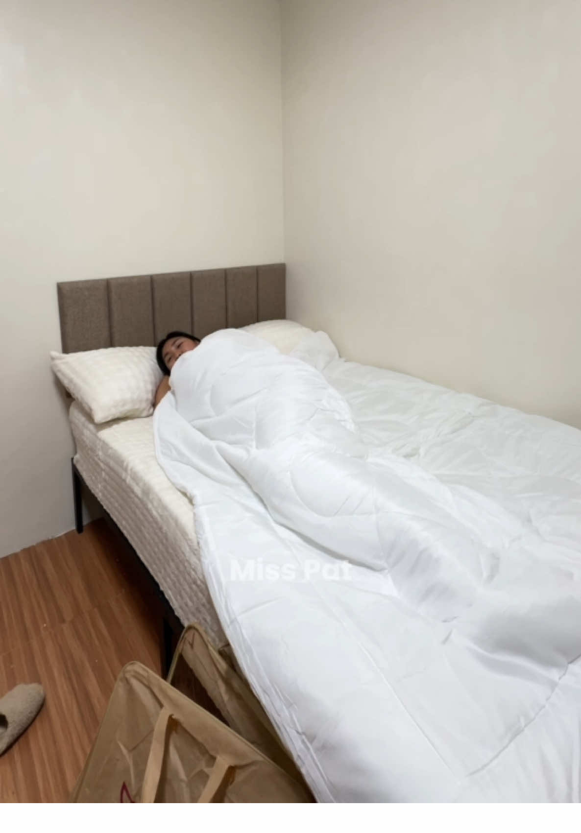 May comforter narin kami sa bed mga mi, napakalambot grabeee 🥺 tyL #fyp #bed #comforter #bedroommakeover #blanket 