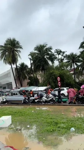 Nước bên e rút rồi, nhà e đi di cư được rồi. Có điều bên e chặn ngay vòng xoay ngọc hội, nên kẹt xe thôi ạ