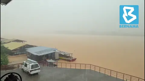 #Kelantan Situasi semasa mendapati paras air Sungai Kelantan di Tambatan D'Raja, Kota Bharu dan Sungai Golok di Rantau Panjang dilihat meningkat ekoran hujan lebat berterusan tahap waspada sejak malam.  Bagaimanapun, keadaan masih terkawal. 📸 Muhammad Afiq Mohd Asri & Adnan Mohamad  #BernamaNews 