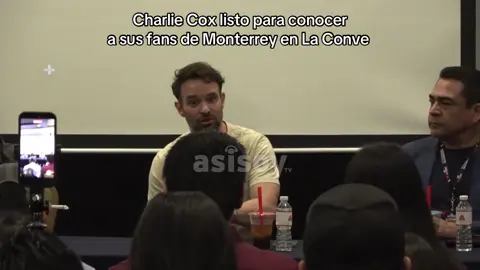 🤩🔥 ¡Ahora sí, esto ya prendió y nadie lo va a parar! La Conve llegó a Monterrey con invitados que ya andan soltando sorpresa tras sorpresa… incluyendo a Charlie Cox que se dejó ver en la rueda de prensa y puso a todos en modo 👀🤘. Los pasillos ya huelen a magia, cosplay, fotos, autógrafos y ese caos bonito que solo este evento sabe regalar. Y sí… Mario Arvizu nos puso la piel chinita recordando todos esos doblajes que marcaron nuestra infancia. 🎤✨ Este 22 y 23 de noviembre, no te quedes fuera. Prepárate, porque lo que viene está É-P-I-C-O. ⚡🎭✨ #LaConve #Monterrey  #GeekVibes #EventosMTY  #charliecox