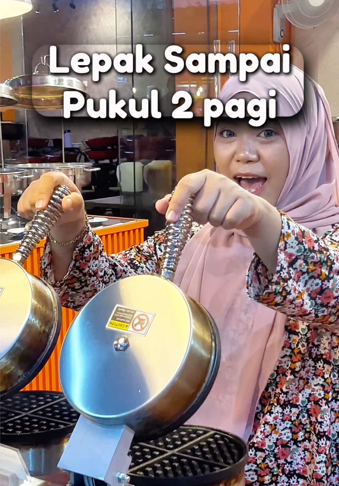 Nak makan steamboat yang SEDAP, BANYAK PILIHAN dan HARGA BERBALOI? D’Kayangan memang tempatnya!” Penuh pilihan bahan segar, sos homemade, kuah padu dan grill yang memang buat repeat lagi. 💸 HARGA PROMOSI WEEKDAY LUNCH BUFFET (12–3 PM) • Dewasa: RM25.90+ • Kanak-kanak: RM15.90+ WEEKDAY (3–11 PM) • Dewasa: RM39.90+ • Kanak-kanak: RM15.90+ • Pelajar / Warga Emas / OKU: RM35.90+ 💸 HARGA PROMOSI WEEKEND (12 PM – 1 AM) • Dewasa: RM46.90+ • Kanak-kanak: RM20.90+ • Pelajar / Warga Emas / OKU: RM40.90+ 💸 PROMOSI SANTAI MALAM (Jumaat & Sabtu, 10 PM – 1 AM) • Dewasa: RM39.90+ • Kanak-kanak: RM15.90+ • Pelajar / Warga Emas / OKU: RM35.90+ 👉 Walk-in welcome! 👉 Nak datang dengan geng? Save & share dulu! 👉 Untuk booking, DM sekarang! #DKayangan #shahalam #dkayangansteamboat #kualalumpur #steamboatviral 