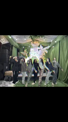 Đợi mãi đến đám cưới @Minhdiem301  để được đú trend 😜#xuhuongtiktok #nhacnaychillphet #damcuoi #bienhinhchemat #fypシ 