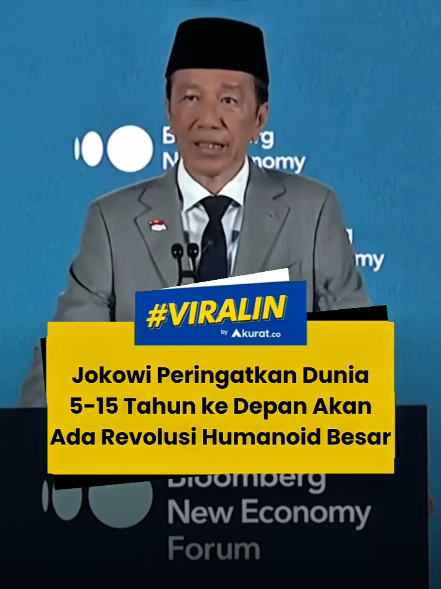 Presiden ke-7 RI, Joko Widodo, meyakini akan ada revolusi humanoid besar dalam lima hingga 15 tahun ke depan, menyusul berkembangnya ekonomi cerdas. Jokowi meminta semua pihak untuk mewaspadai hal ini. Pernyataan ini disampaikannya saat berpidato di Bloomberg New Economy Forum, Singapura, pada Jumat (21/11/2025). Jokowi menyebut, atas perkembangan ekonomi cerdas ini, semua negara perlu mendefinisikan ulang sistem dan proses yang dikerjakan selama ini. Begitu pun mendefinisikan ulang strategi untuk mendapatkan pendapatan dan pertumbuhan ekonomi serta kehidupan yang lebih baik bagi rakyat. 🎥: Youtube/Bloomberg New Economy. #viral #jokowi #humanoid #ai #akuratco 