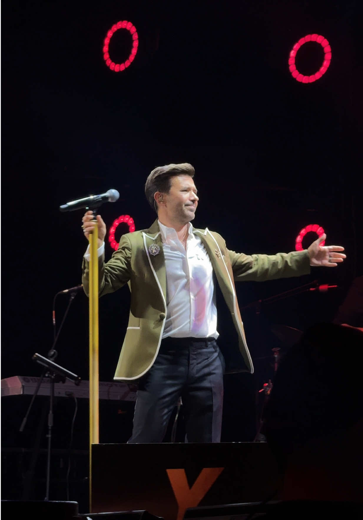 Bir büyülü gecede yalınlandık 🩶 #yalın #konser #uniq #fouryou #fyppppppppppppppppppppppp 