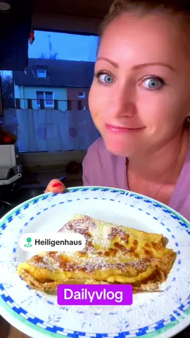 Am revenit în Germania! Șapte săptămâni a stat apartamentul fără „mână de femeie” și… s-a văzut. Am ajuns ieri, după un maraton de gătit, măturat și spălat în cealaltă parte a vieții mele, și ghici ce fac aici? Exact, continui! La ora 10 seara am oprit mopul doar pentru că m-a durut mâna 🫩🥱și eram ruptă…#viral #storytime #germania #curat #ordine 