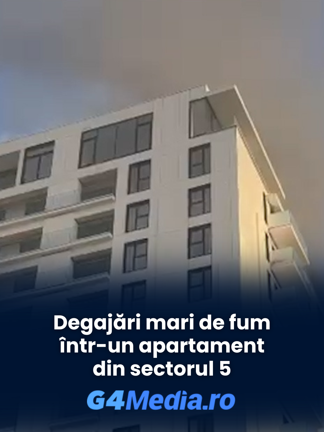 Sunt degajări mari de fum în timp ce pompierii caută eventuale victime. Incendiul are loc într-un apartament de la etajul 5, într-un bloc cu 11 etaje. #Bucuresti #incendiu #sectorul5 #news #G4Media