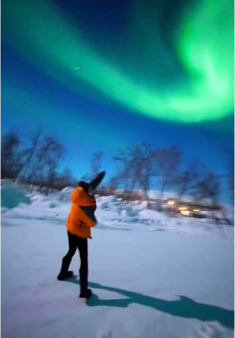 ไป “Mohu” ของจีนเพื่อดูแสงเหนือกันไหม แสงสีบนท้องฟ้าแบบนี้สวยจนลืมหายใจ เหมือนอยู่ในอีกโลกหนึ่งเลย ใครอยากสัมผัสช่วงเวลาที่โรแมนติกที่สุด ต้องมาให้ได้สักครั้งในชีวิต #เที่ยวจีน #Mohu #แสงเหนือ #ทริปหน้าหนาว #ท่องเที่ยวเอเชีย 