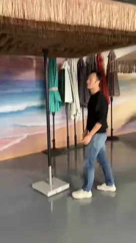 One Push, Perfect Shade. Tired of complicated and bulky outdoor umbrellas? We decided to make a change. Introducing our new Push-Open Flat Straw Umbrella. With only 4 ribs and a single push, the canopy opens to a perfect 180-degree flat position and closes vertically. No cords, no hassle. Simple design means greater reliability and effortless operation. We added synthetic straw fringe to create a resort-like vibe. When open, the dangling straw brings a touch of coastal charm to your space. This umbrella is perfect for dry, low-rainfall regions like Arizona (USA), Andalusia (Spain), or Perth (Australia). We handle the engineering. You enjoy the simplicity. Outdoor living, made easy. #PushOpenpatioUmbrella #StrawgardenUmbrella #FlatoutdoorParasol #MinimalisUmbrella #4RiblanaiUmbrella #ResortStyleUmbrella #MediterraneanGarden #PatioUmbrella #OutdoorFurniture  #OutdoorumbrellaDecor #DryClimatepoolsideUmbrella #BalconyShadeparasol   #EasyOpenlanaiUmbrella #ModernGardenparasol #UniquepatioUmbrella   ¿Cansado de las sombrillas de exterior complicadas y voluminosas? Decidimos hacer un cambio. Presentamos nuestra nueva Sombrilla Plana de Paja con Apertura por Empuje. Con solo 4 varillas y una sola empujón, la lona se abre en una posición plana de 180 grados y se cierra verticalmente. Sin cuerdas, sin complicaciones. Menos es más. Añadimos flecadura de paja sintética para crear un ambiente de vacaciones. Al abrirse, la paja colgante trae un encanto rústico y relajado a tu espacio. Esta sombrilla es ideal para regiones secas con poca lluvia como Andalucía (España), Arizona (EE. UU.) o Perth (Australia). Nosotros nos ocupamos de la complejidad. Tú disfrutas de la simplicidad. La vida al aire libre, simplificada. #SombrillaEmpuje #SombrillaPaja #SombrillaPlana #EstiloMediterraneo #ToldoExterior #Terraza #Jardín #MueblesExterior #DecoraciónExterior #AmbienteVacaciones #SombrillaFacil #ClimaSeco #EstiloCampo #DiseñoModerno #VidaExterior #SombrillaUnica #ToldoCafe #Balcón #Azotea #relajación 