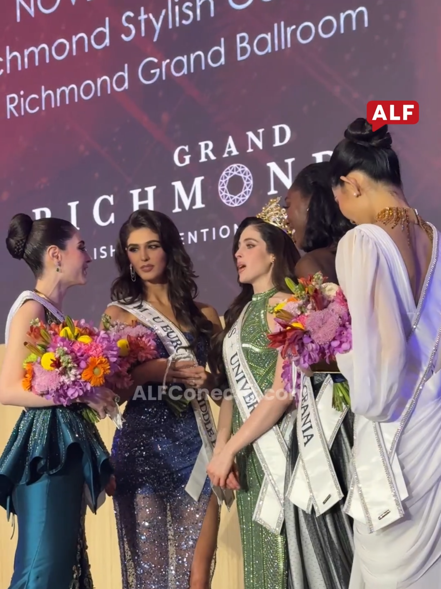 👑 ¡La realeza universal en un solo lugar! La nueva Miss Universe 2025, Fátima Bosch, es capturada junto a sus compañeras, las Reinas Continentales, en un momento de risas y conversaciones justo después de la Gran Final. Estas cinco mujeres, que representan lo mejor de la belleza, el intelecto y el liderazgo global, celebran sus triunfos: Miss Universe 2025: Fátima Bosch (Miss México) 🇲🇽 América: Stephany Abasali (Miss Venezuela) 🇻🇪 Europa y Medio Oriente: Julia Ann Cluett (Miss Malta) 🇲🇹 África y Oceanía: Olivia Yacé (Miss Costa de Marfil) 🇨🇮 Asia: Zhao Na (Miss China) 🇨🇳 Este es el hermoso cierre de un viaje de semanas, donde la competencia se transforma en hermandad. ¡Las nuevas líderes de la Organización Miss Universe! ➡️ Para más contenido exclusivo y todas las reacciones de la Gran Final desde Tailandia, síguenos en nuestras plataformas | Link en bio.