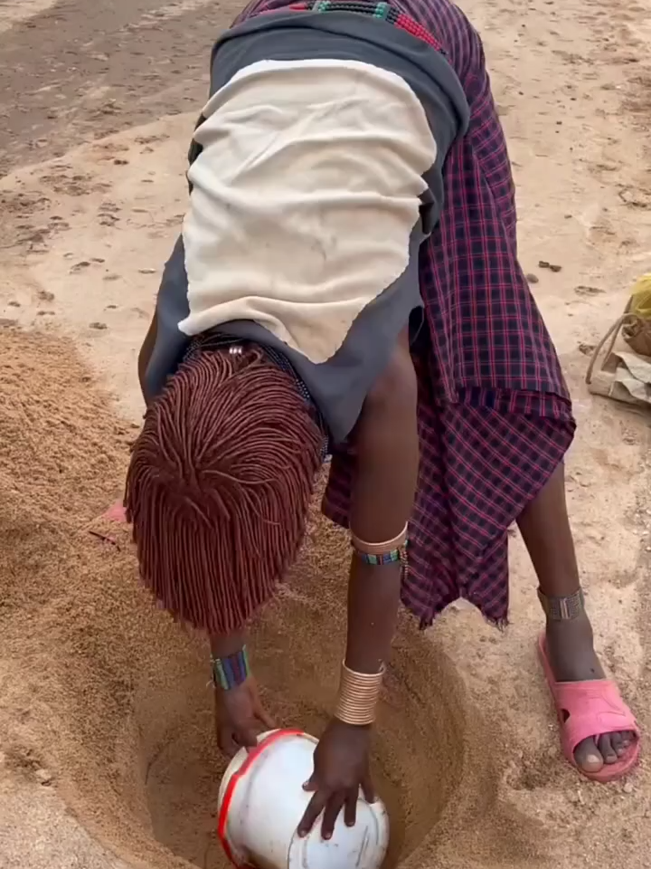 3xm4xc6k83usv6u没有下雨的情况下，她们只能在干枯的河道里挖沙取水