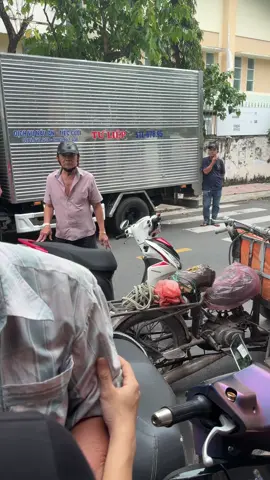 Hàng xóm - có tiệc nhường cho hàng xóm đậu tiệc xíu ! Hàng xóm khác nhà đóng cửa ! Đậu xíu mà căng vậy 