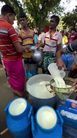 Catadores de leche #catador #comidacallejera #leche #india 