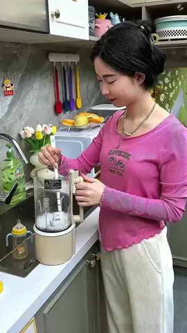 Choose this long-handled, bendable cup brush—it’s really useful! It makes cleaning your home blender, juicer, and all kinds of cups so much easier.