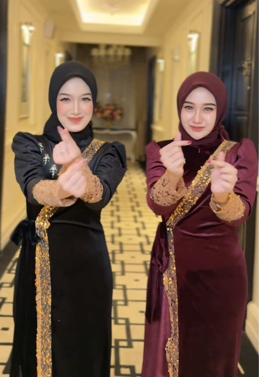 “Kak dress bludru yg ada gold gold depan itu mana yah?” Yang ini bukan??? #foryou #berandatiktok #draft #dresskondangan #kondanganoutfit 