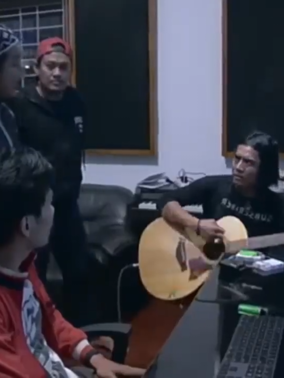 Kehangatan dan Canda Tawa mereka adala Spirit yang tiada tara bagi kami ST SETIAKU se Alam Semesta 🔥  Karakter Vocal seorang Charly van Houtten, Gebukan Drum khas A' Pepep , dan petikan gitar rock ala Kang Pepeng adalah sebuah pembawa perubahan musik Indonesia di masanya ! Forever for Loved @charly_setiaku  @pepepst12  @peng.setia_real @st12bandofficial ♥️♥️♥️🫂