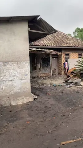 Kami dari relawan lavatour semeru membantu warga menyelamatkan barang