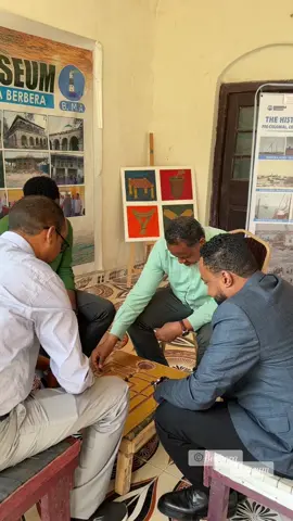 Mayor Cabdishakur maxamud xasan Agaasime Maxamed cali caabi oO nagu so booqdey xarunta museumka ee magalada berbera ayaa waxay hawl wadeenada xarunta museum ku u sharaxeen qaabka loo ciyaaro shaxda gaar ahaan irmaanta”  #berbera #museummoment #local #berberamusuem #me 