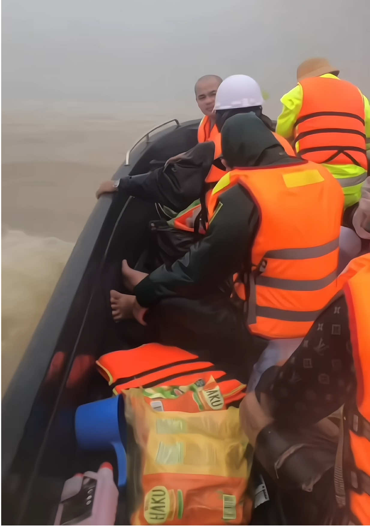 ĐÔNG HOÀ PHÚ YÊN nơi bà con đang sống giờ trở thành 1 cái BIỂN nước mênh mông 4 phía cô lập hoàn toàn🙏🏻  #lumientrung #phúyên #donghoa #thiennguyen #cuuho 