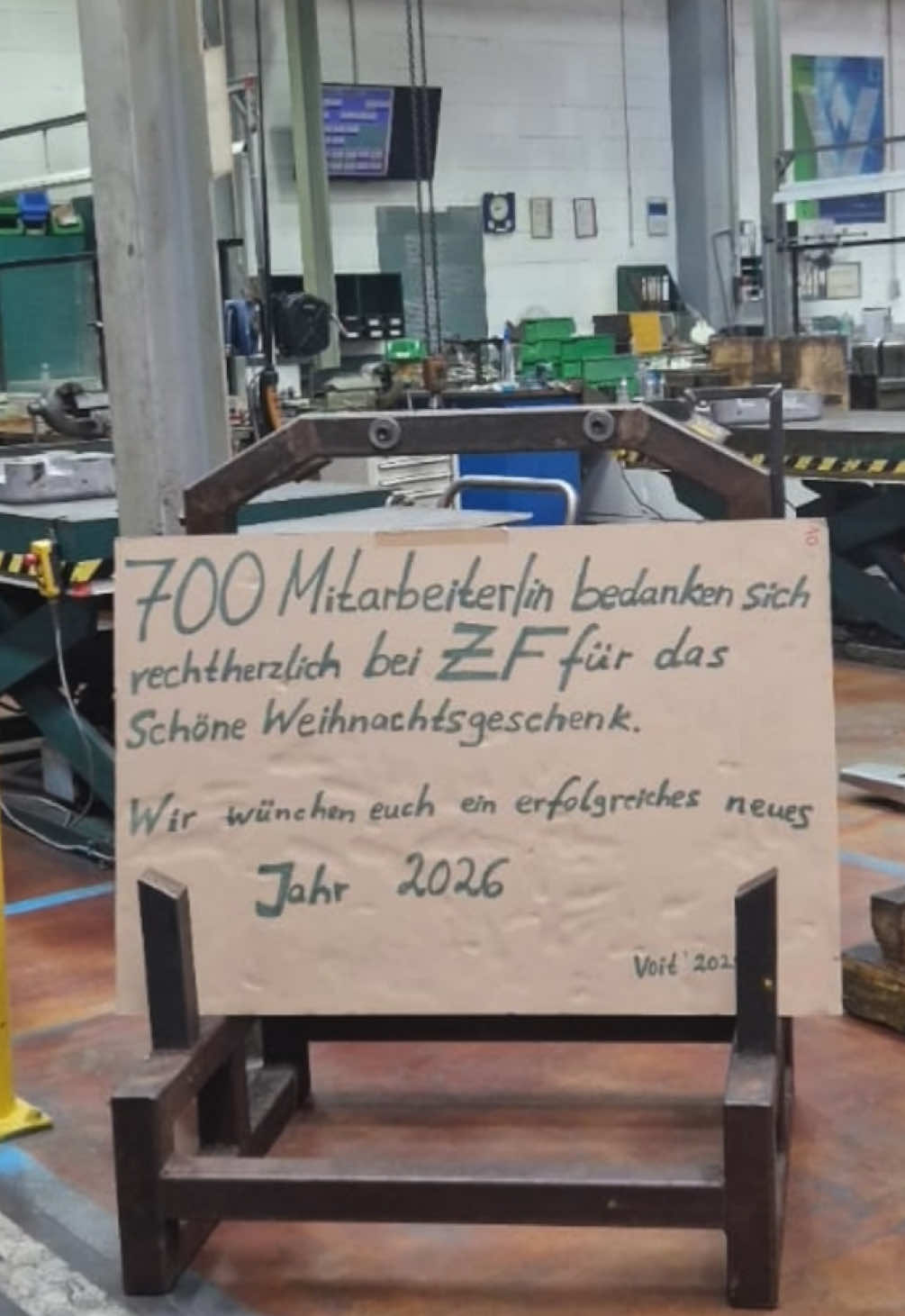 Game over bei Voit: Wut der Mitarbeiter hängt jetzt an den Wänden Die Maschinen bei Voit Automotive stehen nun für immer still. Die Hallen sind leer – aber die Wände sprechen. Handgeschriebene Plakate, voller Wut, Enttäuschung und Galgenhumor. Besonders ein Name fällt dabei immer wieder: ZF. Viele Mitarbeitende machen den Konzern mitverantwortlich für das Aus – nachdem ein wichtiger Auftrag wegfiel und Gespräche über eine mögliche Rettung ins Leere liefen. Ob das ganze ein geplatzter Deal oder ein kalkulierter Schritt war – niemand weiß es sicher. Aber die Botschaften zeigen: Hier geht nicht einfach ein Werk zu. Hier geht ein Stück Leben. Und trotz allem – ein Satz bleibt hängen: ➡️ „Lebbe geht weider.“ 🛠️💔 (Bildquelle: Privat)