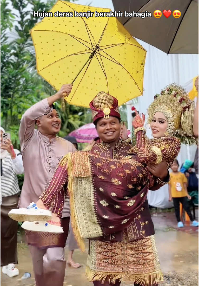 Hujan banjir tetap tak mengurangi rasa cinta #fyppppppppppppppppppppppp 