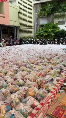 Ngay lúc này tại NVH Thanh Niên, rất nhiều phần quà cứu trợ được chuẩn bị gửi đến đồng bào. Miền Nam tới rồi Miền Trung cố lên !!! #mientrung 