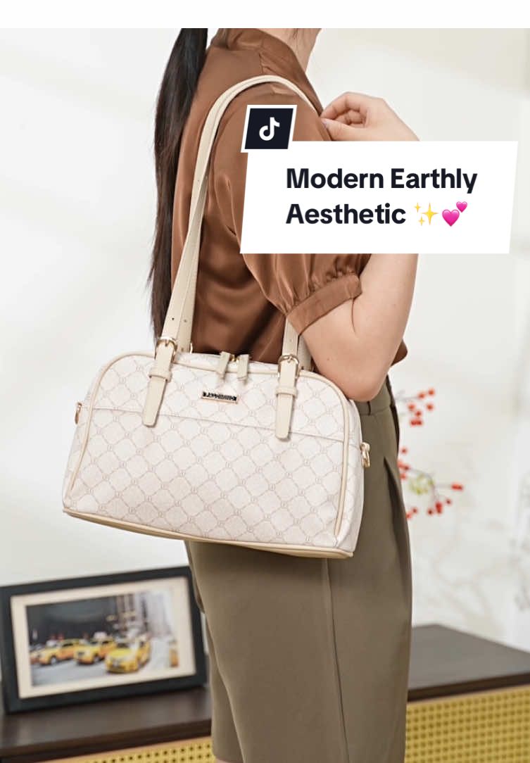 Modern Earthy Aesthetic with Parila Shoulderbag hadir dengan print earth tone yang classy dan lembut. Detail belt handle yang adjustable & removable memberi sentuhan modern glam. Dilengkapi extra long strap untuk tampilan multi-styling lho! Available color : Khaki, Cream #Palominobag #TasWanita #TasMewah 