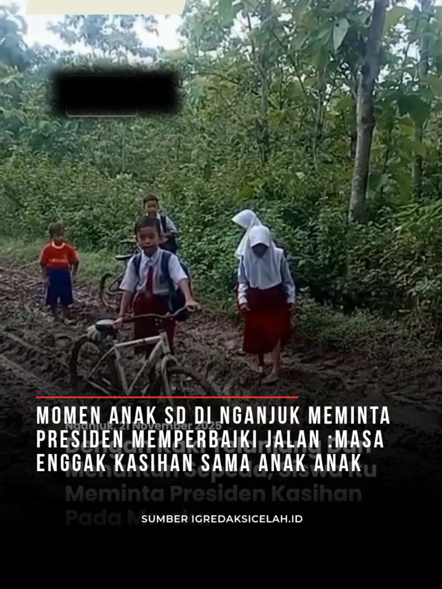 Melalui sebuah video seorang siswa SDN 3 Perning, Kecamatan Jatikalen, Kabupaten Nganjuk, Jawa Timur, meminta Presiden Prabowo Subianto dan Bupati Nganjuk memperbaiki jalan rusak akses antar Dusun di Desa Pule. Sembari menyusuri jalan, siswa itu menunjukan jalan rusak penuh lumpur yang harus dilaluinya dengan telanjang kaki. “Bapak Presiden yang terhormat, Bupati, tolong benerin jalan saya dong pak, masak gak kasian sama anak-anak. Saya sekolah di SD Negeri 3 Perning, rumah saya Tegal Abe, Jatikalen,” kata siswa dalam video dikutip Celah.id, Jumat (21/11/2025). Kepala Desa Pule, Luluk Mahfudhotin Zakaria, membenarkan kondisi jalan tersebut. Menurutnya kondisi jalan penuh lumpur terjadi sepanjang nyaris 2,5 kilometer. “Itukan status jalannya milik Perhutani, jadi disitu ada satu dukuan, Desa Pue di tengah hutan, memang ada satu RT, jadi memang tidak ada akses, selain akses jalan itu untuk menuju ke sekolah yang berada di Desa Perning. Follow @kabarhariini untuk update berita terbaru lainnya. #nganjuk #siswanganjuk #viralsiswanganjuk #jalanrusak #jalanrusak 