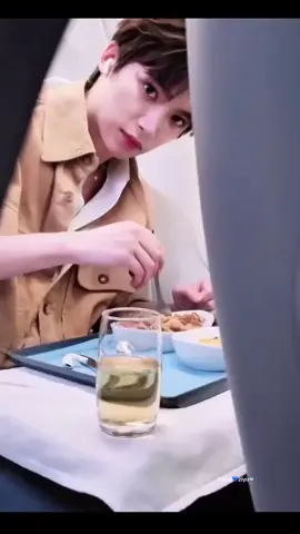 Ziyu မျက်နှာတည်ရင် ဘယ်လောက်ရှိန်ရသလဲဆို  သူစားခါနီးကို ဟိုက vdလှမ်းရိုက်တာမြင်တော့ ခေါင်း နှစ်ချက်လောက်ပဲခါပြလိုက်တာ ဟိုက တန်းရပ်သွားရော၊၊ video ပါဆက်မရိုက်တော့ဘူး၊၊ ရှောင်ကျစ်ကျစ်က ရုပ်တည်နေရင် တကယ်   ရှိန်လောက်စရာအနေအထားကြီးရှိတာ တခစ်ခစ်ရယ်ပြုံးနေရင်သာ ချစ်စရာကောင်းတာ၊၊ ကိုယ်ဆိုလဲအပြင်မှာ Ziyuရဲ့ တည်တံ့နေတဲ့မျက်နှာထားကိုမြင်ရင်  အနားတောင်ကပ်ရဲမှာမဟုတ်လောက်ဘူး🤧🤧 #ziyu #myidol #revengedlove #actor #crd_to_owner_with_respect @🅐🅨🅔 🅐🅨🅔 🅟🅨🅞🅝🅔 