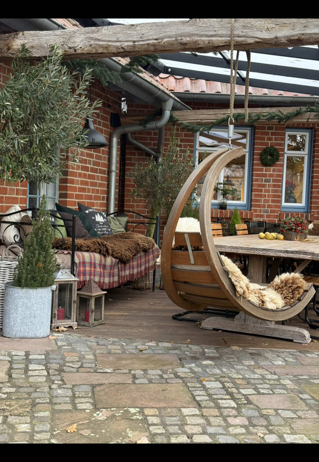 Wie schön ist es heute Morgen bitte 😍!! Eiskalt ❄️ und Sonne ☀️. So kann es bis Weihnachten bleiben ❤️ Einen schönen Samstag wünsche ich euch 🤍 #terrassenüberdachung #Weihnachtsdeko #weihnachtsbaum #germanchristmas