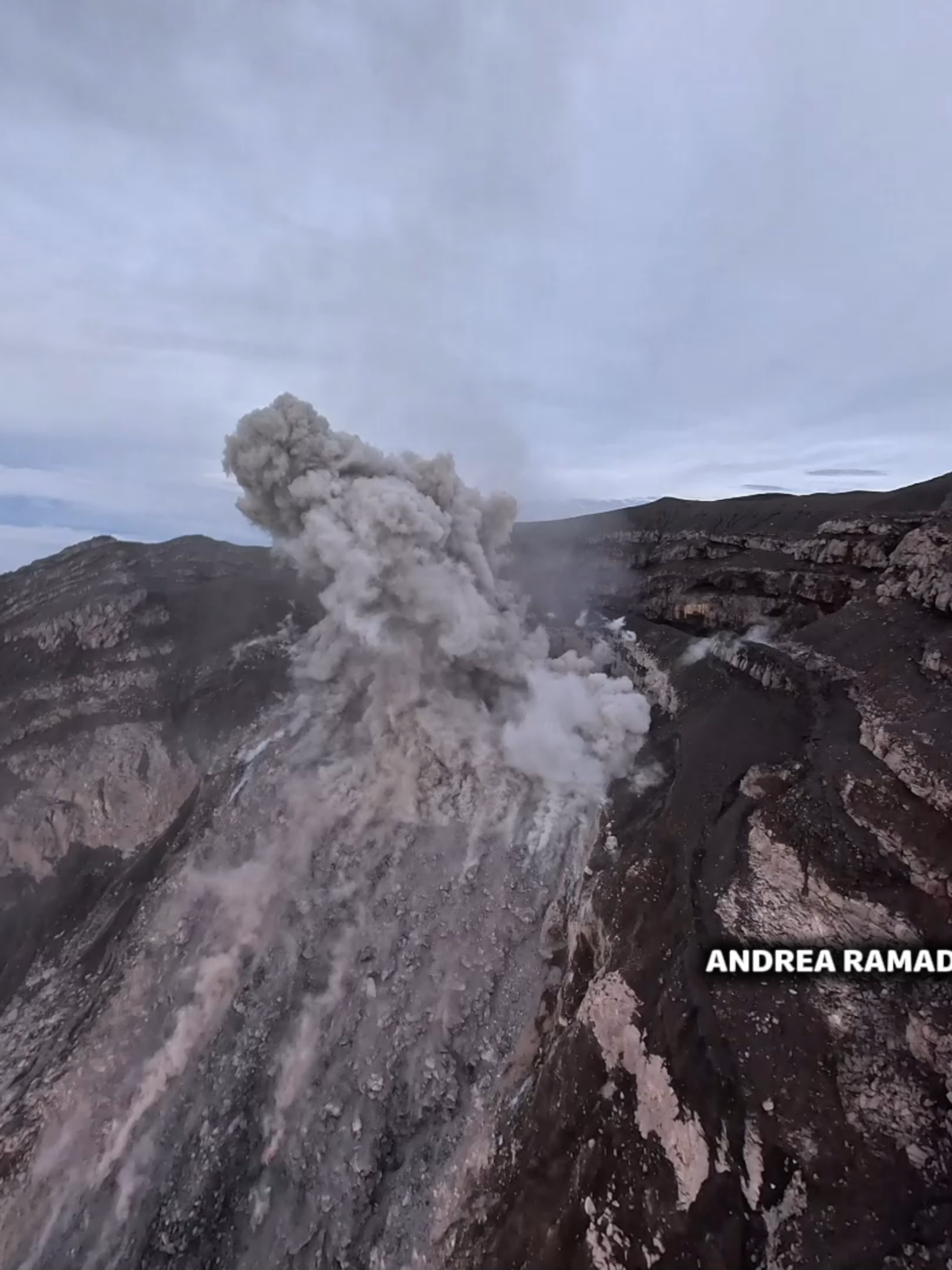 TEREKAM JELAS ERUPSI GUNUNG SEMERU kondisi Kawah Semeru terlihat jelas pasca Erupsi Semeru 2025 direkam 22 November 2025 . full video di youtube channel 