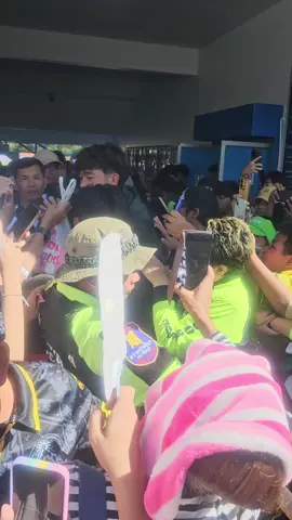 เมื่อเพื่อนขาเจ็บ แบกมาขึ้นรถเลย เอ็นดู 😊😊 #เตวรากร #นาวเจษฎา #หมอนทองวิทยา 