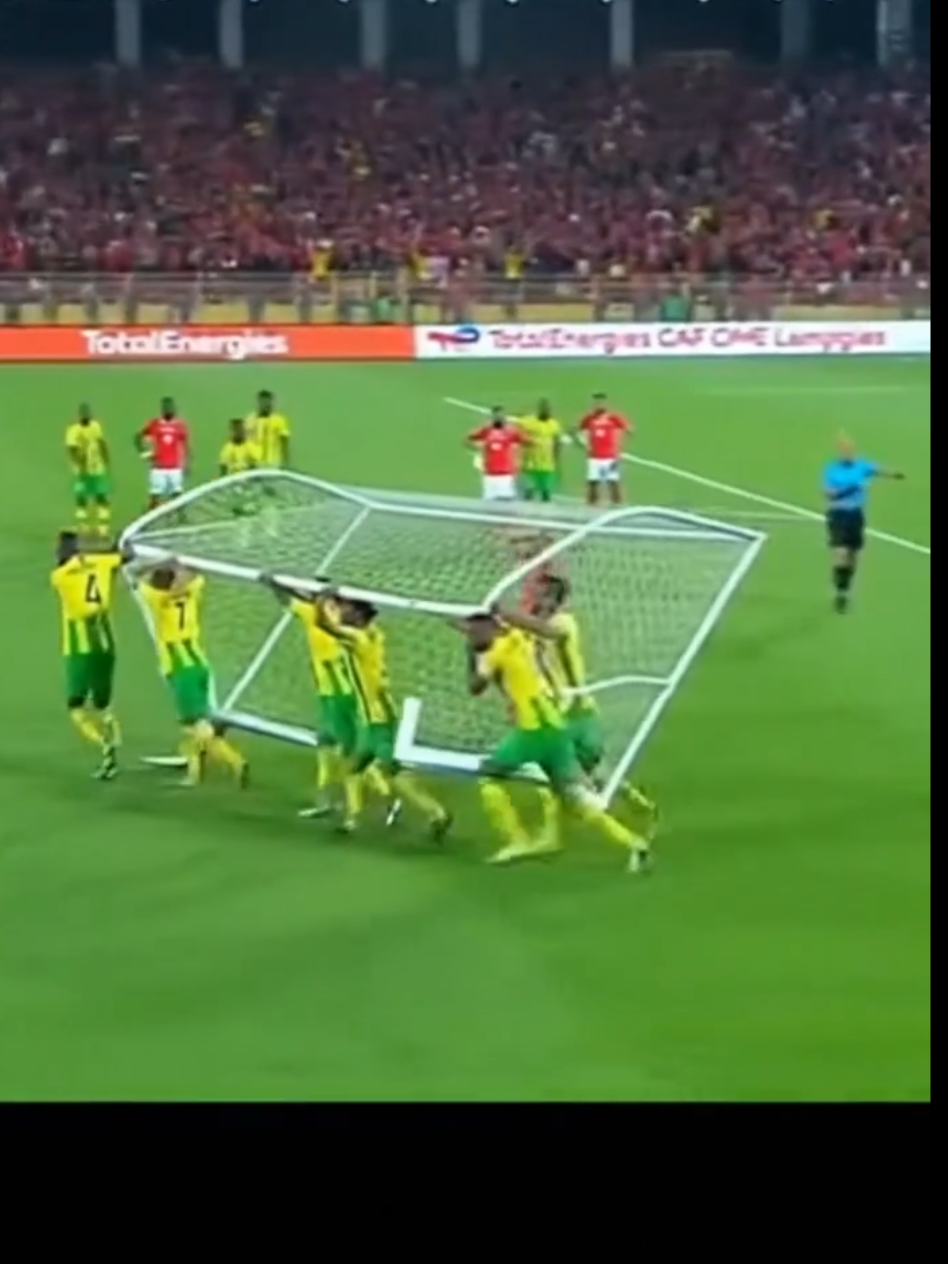 ماذا يحدث فى مباراة الأهلى وشبيبة القبائل الجزائري 😂😂😂 ‘يا سلام! ماذا يفعل لاعبو شبيبة القبائل؟! يحملون المرمى كاملاً! هذا ليس دفاعاً… هذا هروب بالمرمى! لم أرَ مثل هذا في حياتي! #مباراة_الاهلى_بث_مباشر #الاهلى_وشبيبة_القبائل_مباشر #مباراة_الاهلى_وشبيبة_القبائل #تشكيل_الاهلي #القنوات_الناقلة_لمباراة_الاهلى_وشبيبة_القبائل 