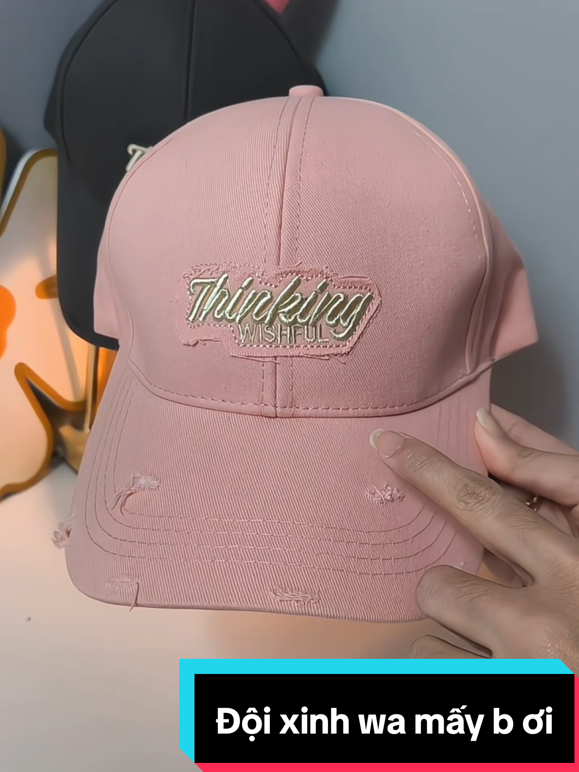 “Nón lưỡi trai này đội lên nhìn gọn mặt, form đứng nên không bị xẹp. Màu dễ phối, đi chơi – đi làm hay che nắng nhẹ đều hợp. Mình quay cận cho mọi người xem chất nón rõ hơn nè, ai thích kiểu đơn giản mà xài được lâu thì tham khảo mẫu này nha.” #nonket #nonluoitrai #muluoitrai #TiktokShop #phukienthoitrang 