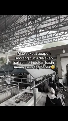 “tiada rasa yang paling nyaman selain di pangkuan nenek”🥹#rindunenek🥺 