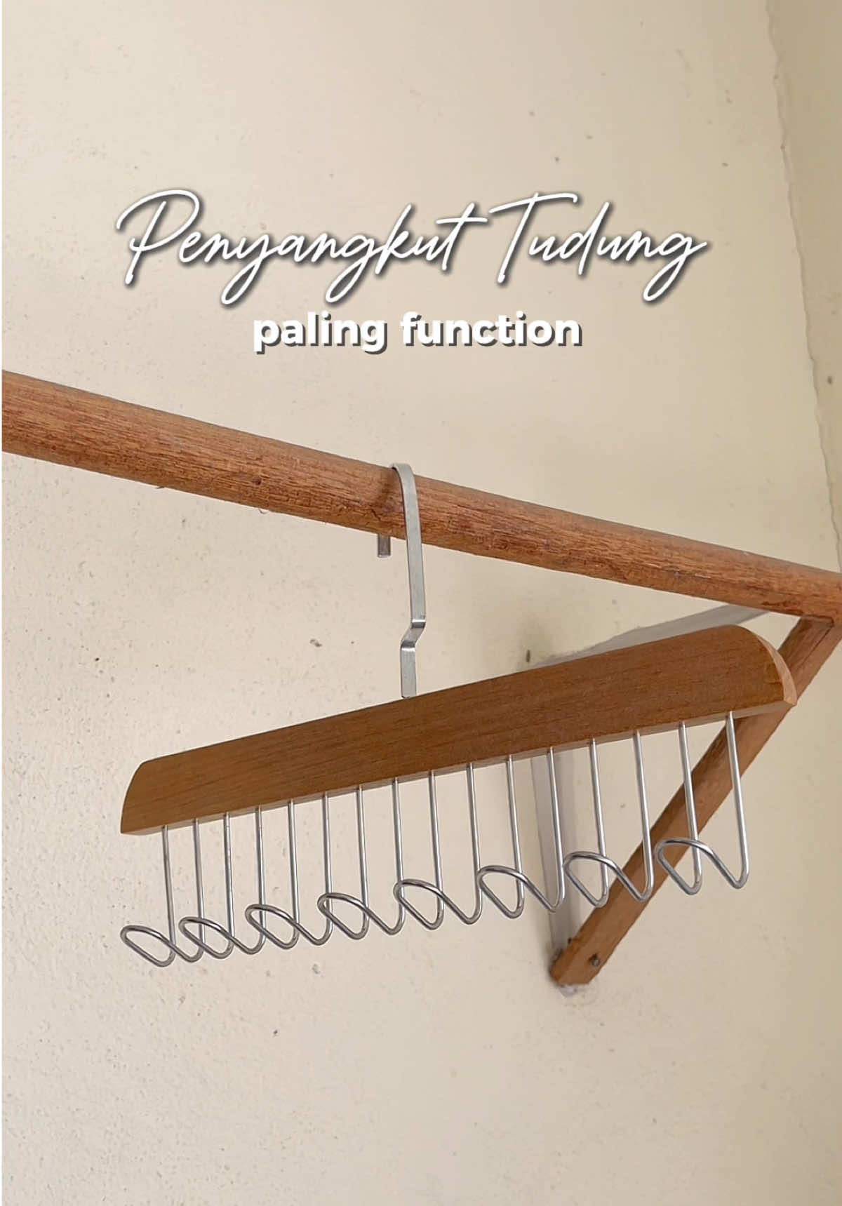 letak macam ni baru kemas cantik 🫰🏻✨ sedap mata memandang !  #penyangkuttudung #hangertudung #hangertudungviral #hangertudungmurah 